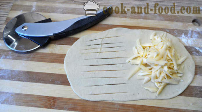 Rolos de levedura com queijo - como cozinhar lanche original, fotos passo a passo receita