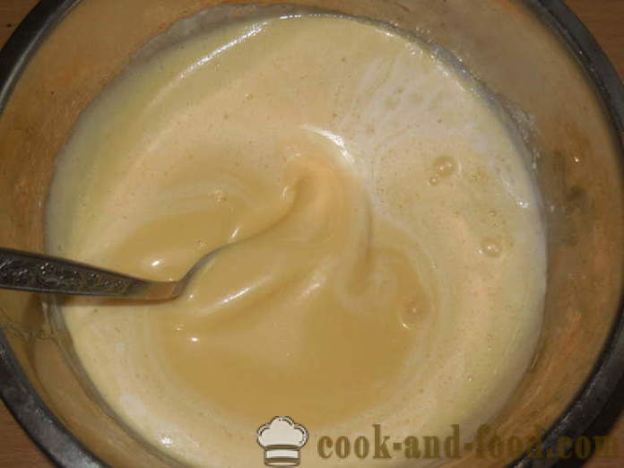 Simples bolo multivarka Páscoa com creme e leite derretido - como assar um bolo em multivarka, passo a passo bolo receita simples e foto