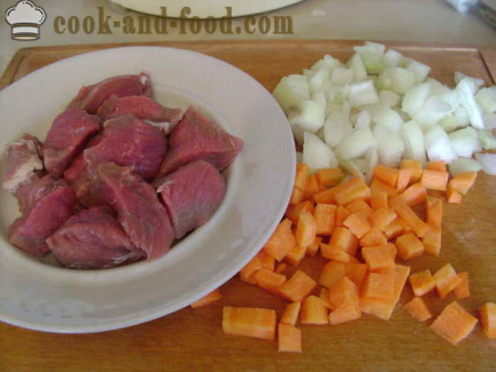 Carne assada com carne e batatas no forno - como cozinhar as batatas na panela com a carne, um passo a passo fotos de receitas