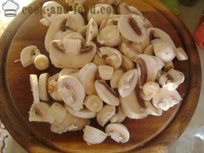 Costelas Cvinye estufado com cogumelos e molho - como ensopado de costelas de porco em uma panela, com um passo a passo fotos de receitas