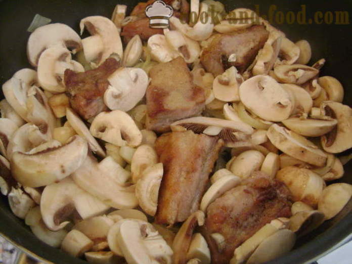 Costelas Cvinye estufado com cogumelos e molho - como ensopado de costelas de porco em uma panela, com um passo a passo fotos de receitas