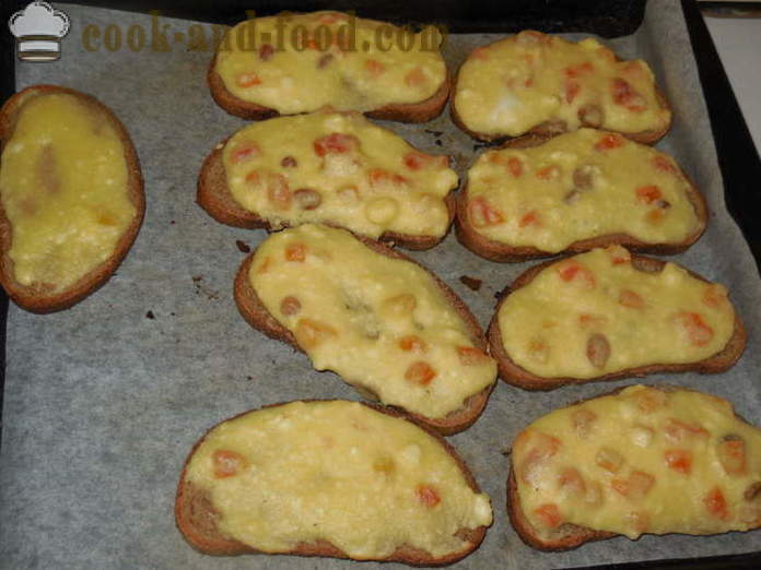 Cheesecake preguiçoso do pão com queijo, damascos secos e frutas kiwi - como um cheesecake asse preguiçoso com queijo cottage, um passo a passo fotos de receitas