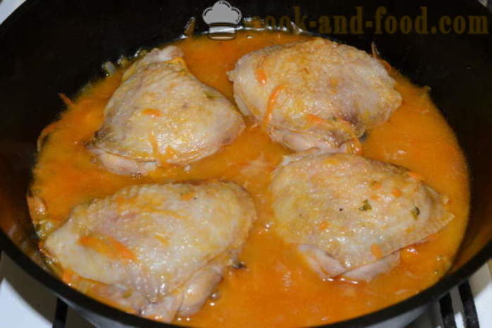Coxas de frango refogado com cebolas, cenouras e pepinos em conserva - como cozinhar um delicioso coxas de frango em uma panela, com um passo a passo fotos de receitas