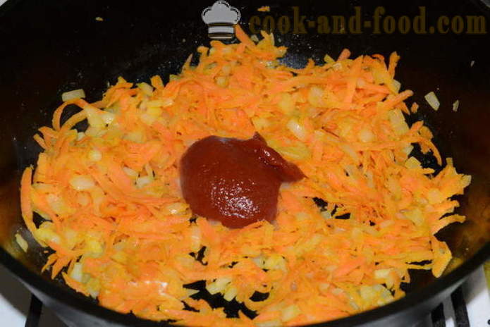 Coxas de frango refogado com cebolas, cenouras e pepinos em conserva - como cozinhar um delicioso coxas de frango em uma panela, com um passo a passo fotos de receitas