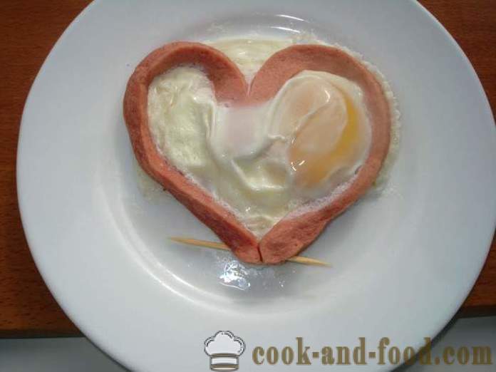 Ovos mexidos em um coração com salsicha - como fazer ovos mexidos em forma de coração em um forno de microondas, um passo a passo fotos de receitas