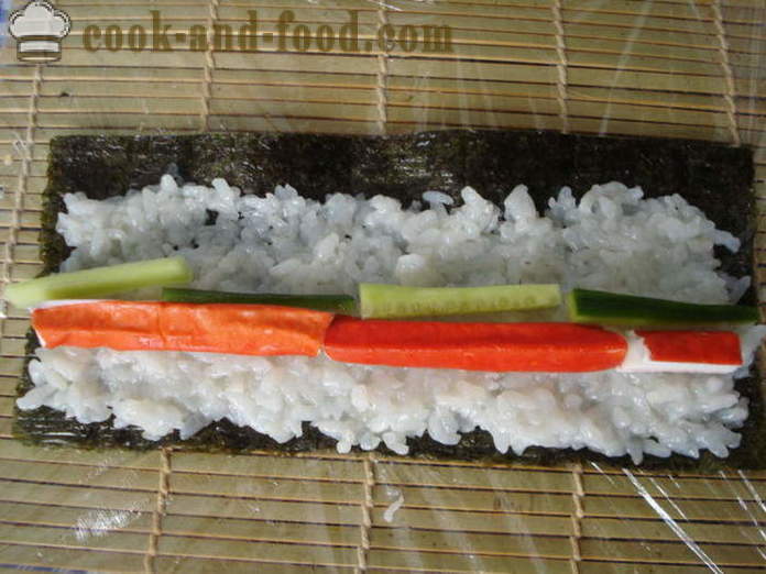 Sushi com varas de caranguejo e pepino - Como fazer sushi com as varas de caranguejo em casa, fotos passo a passo receita