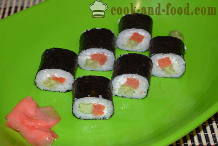 O sushi rola com peixes vermelhos, queijo e pepino - como fazer rolos em casa, fotos passo a passo receita