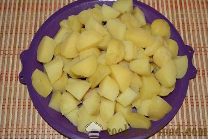 Batatas cozidas em suas peles em uma panela frito - delicioso prato de batatas cozidas em suas peles para decorar