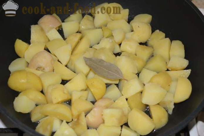Batatas cozidas em suas peles em uma panela frito - delicioso prato de batatas cozidas em suas peles para decorar