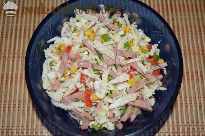 Salada de repolho chinês com chouriço, pimentas e milho enlatado - como preparar uma salada de couve chinesa com milho e salsicha, um passo a passo fotos de receitas