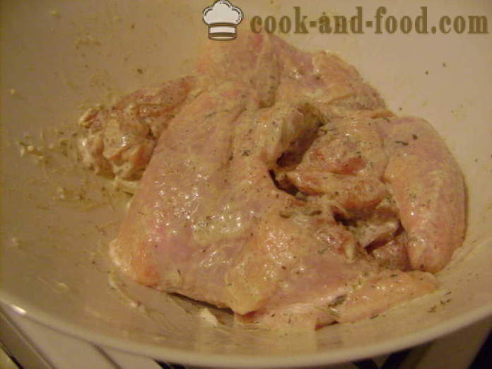 Asas de frango em uma cama de batata no forno - como fazer asas e batatas no forno, com um passo a passo fotos de receitas