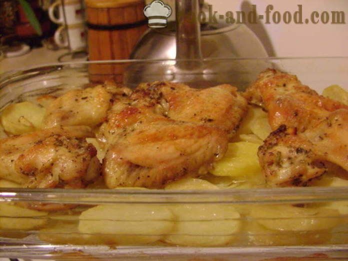 Asas de frango em uma cama de batata no forno - como fazer asas e batatas no forno, com um passo a passo fotos de receitas