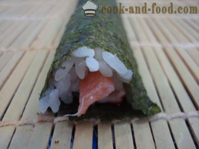 Rolos de sushi com as varas de caranguejo e peixe vermelho - rolos de cozinha de sushi em casa, fotos passo a passo receita