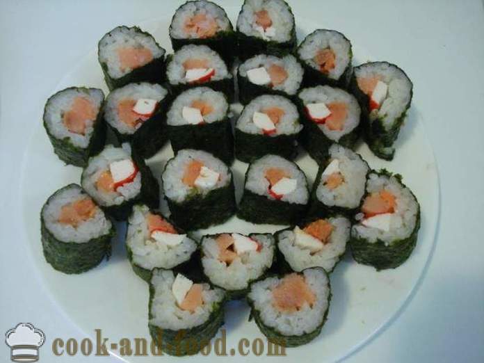 Rolos de sushi com as varas de caranguejo e peixe vermelho - rolos de cozinha de sushi em casa, fotos passo a passo receita