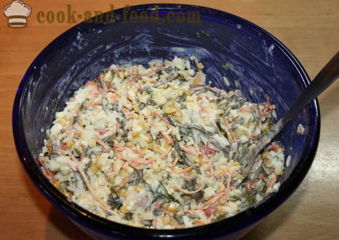 Um simples salada com algas, ovo e caranguejo palochkami- como preparar uma salada de algas, um passo a passo fotos de receitas