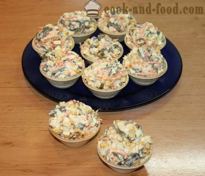 Um simples salada com algas, ovo e caranguejo palochkami- como preparar uma salada de algas, um passo a passo fotos de receitas