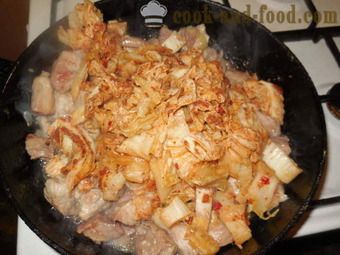 Carne de porco com kimchi em coreano - kimchi como uma batata frita com carne, um passo a passo fotos de receitas