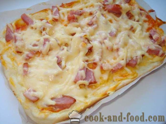 Pizza caseira com salsicha e queijo no forno - como fazer pizza em casa, passo a passo fotos de receitas