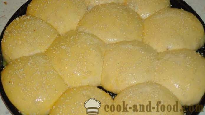 Pães de fermento com sementes de sésamo no forno - Como fazer um bolo com sementes de gergelim em casa, fotos passo a passo receita
