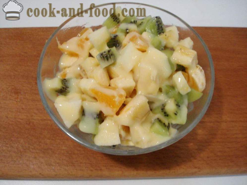 Uma salada de fruta simples com leite condensado - como fazer uma salada de frutas, um passo a passo fotos de receitas