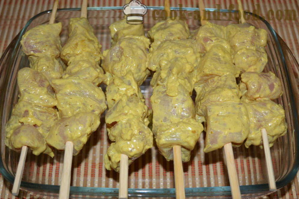 Os mais deliciosos espetinhos de frango no forno em espetos - como cozinhar um frango kebab em casa no forno, com um passo a passo fotos de receitas