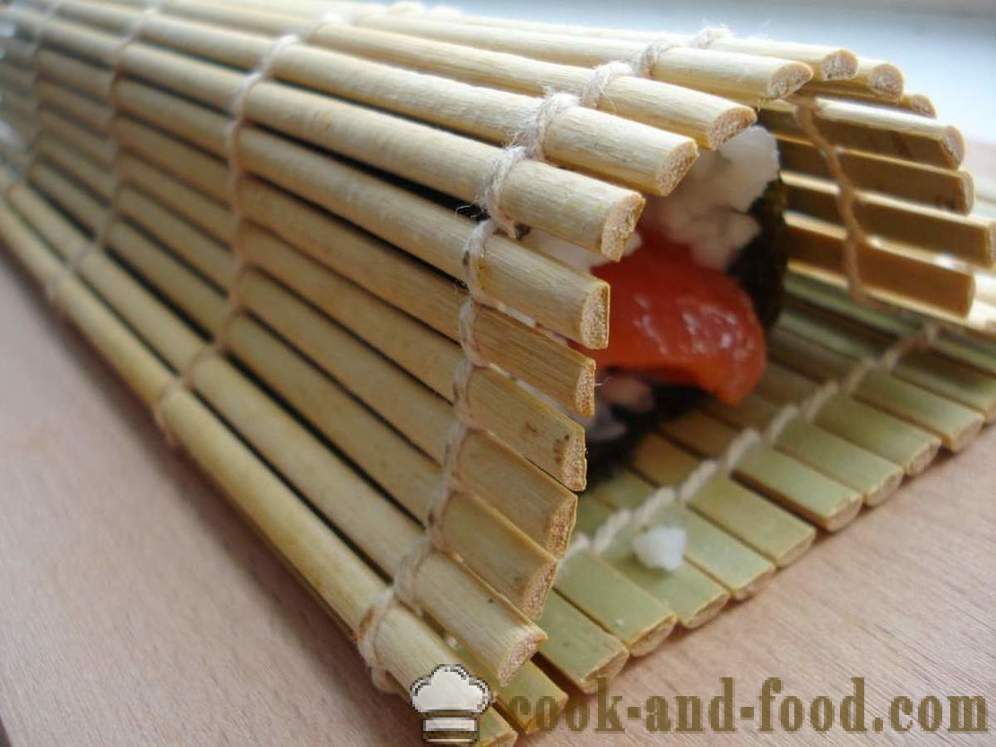 O sushi rola com arroz e peixe vermelho - como cozinhar rolos de sushi em casa, fotos passo a passo receita