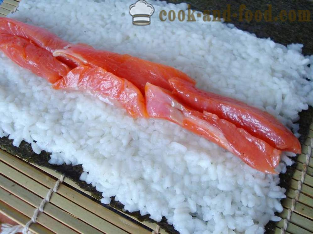 O sushi rola com arroz e peixe vermelho - como cozinhar rolos de sushi em casa, fotos passo a passo receita