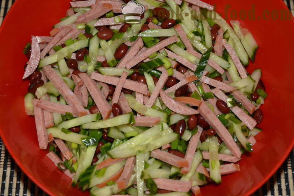 Salada com feijão vermelho e salsicha enlatada - Como preparar uma salada com feijão e salsicha defumada, um passo a passo fotos de receitas