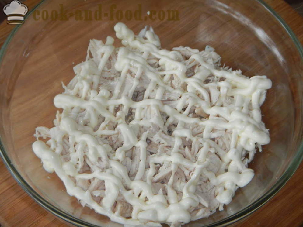 Camadas salada: frango, cogumelos, queijo e ovos - como estabelecer uma camadas salada, um passo a passo fotos de receitas