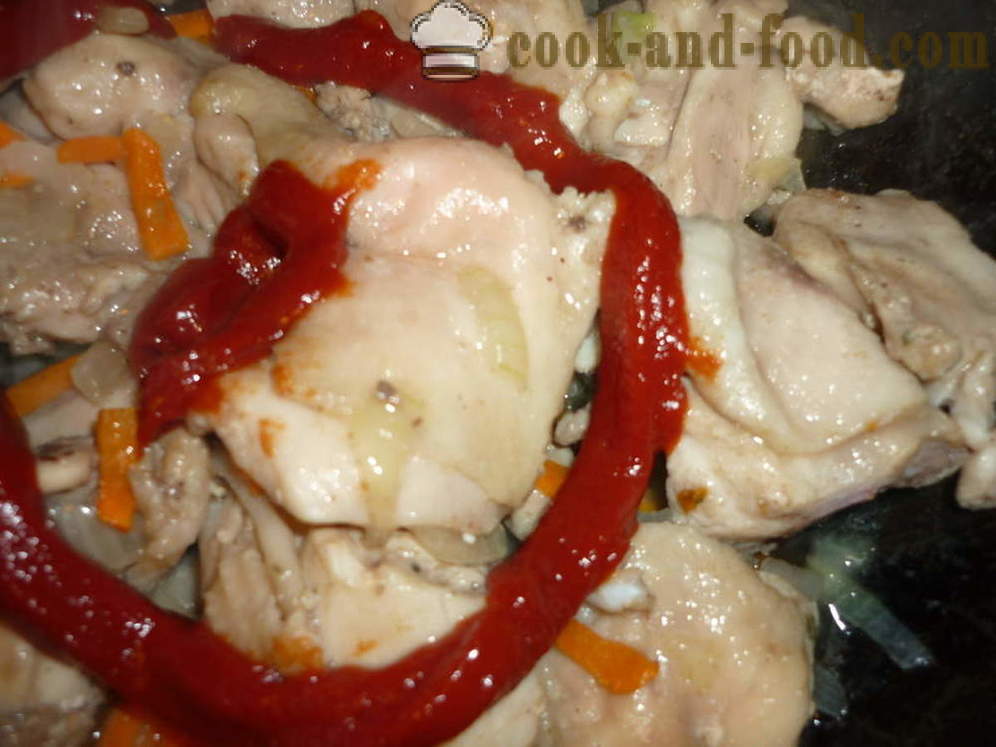 Galinha assada em molho de tomate - tanto delicioso para cozinhar frango ensopado, um passo a passo fotos de receitas