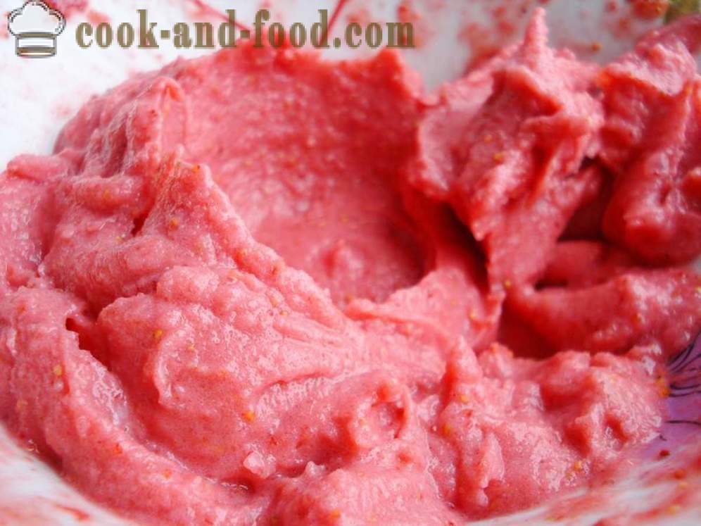 Sorvete de morango cremoso de fruta congelada e leite condensado - como fazer sorvete caseiro rápido com morangos, um passo a passo fotos de receitas