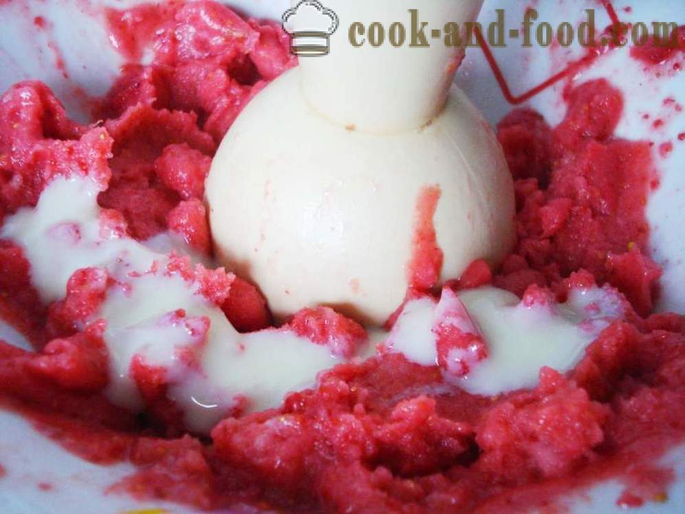 Sorvete de morango cremoso de fruta congelada e leite condensado - como fazer sorvete caseiro rápido com morangos, um passo a passo fotos de receitas