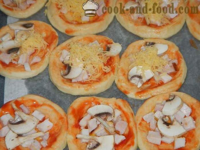 Pizzas mini com massa de pão no forno - como fazer um mini-pizza em casa, passo a passo fotos de receitas