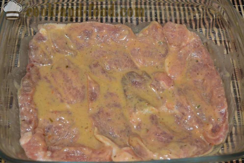 Carne de porco cozida no forno com cogumelos e queijo - como porco assado no forno, com um passo a passo fotos de receitas