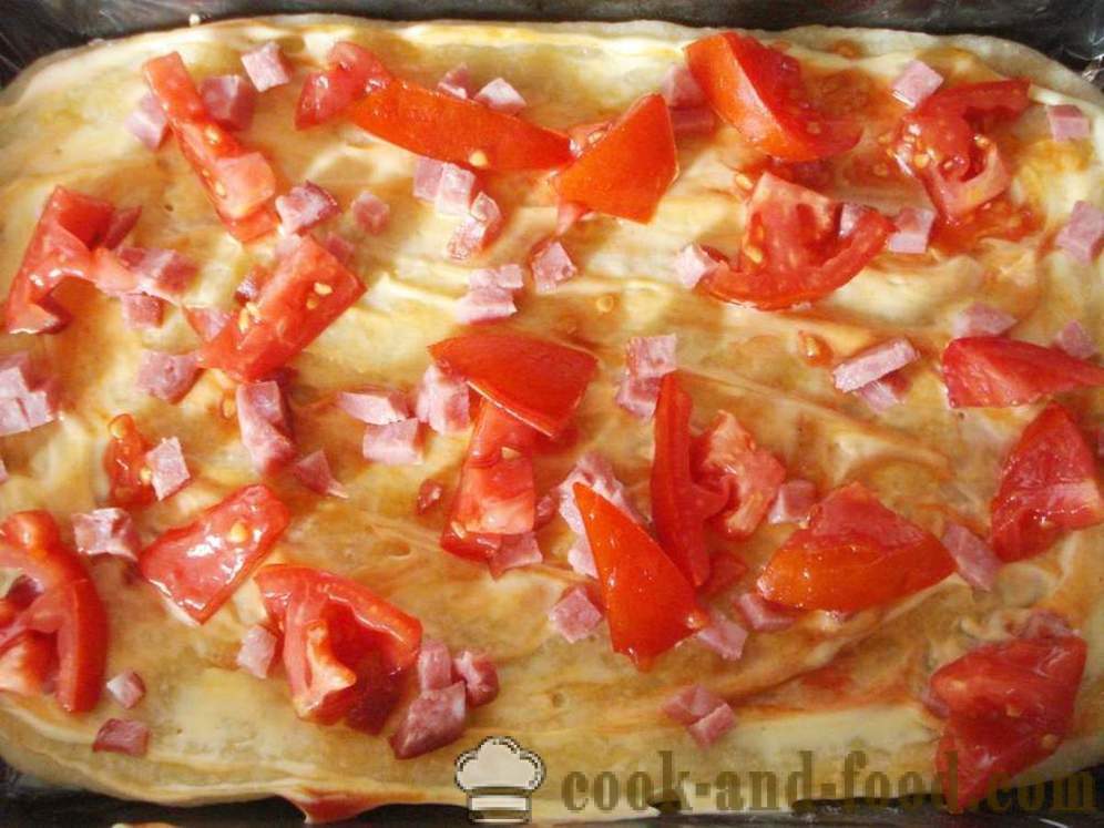 Pizza da massa de pão acabado de levedura no forno - como fazer uma pizza com salsicha em casa, passo a passo fotos de receitas
