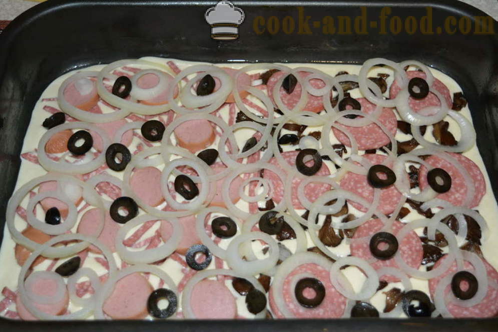 Pizza rápido com creme de leite e molho de maionese com lingüiça e cogumelos - como cozinhar uma pizza em casa no forno, com um passo a passo fotos de receitas
