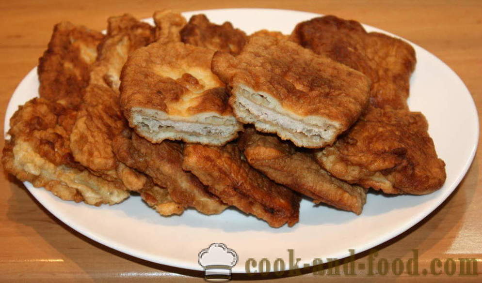 Pastéis preguiçosos de bolos da bolacha em uma panela - passo a passo como cozinhar uma pastéis receita preguiçoso com uma foto
