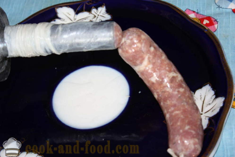 Caseiro salsichas kupaty no intestino em um moedor de carne