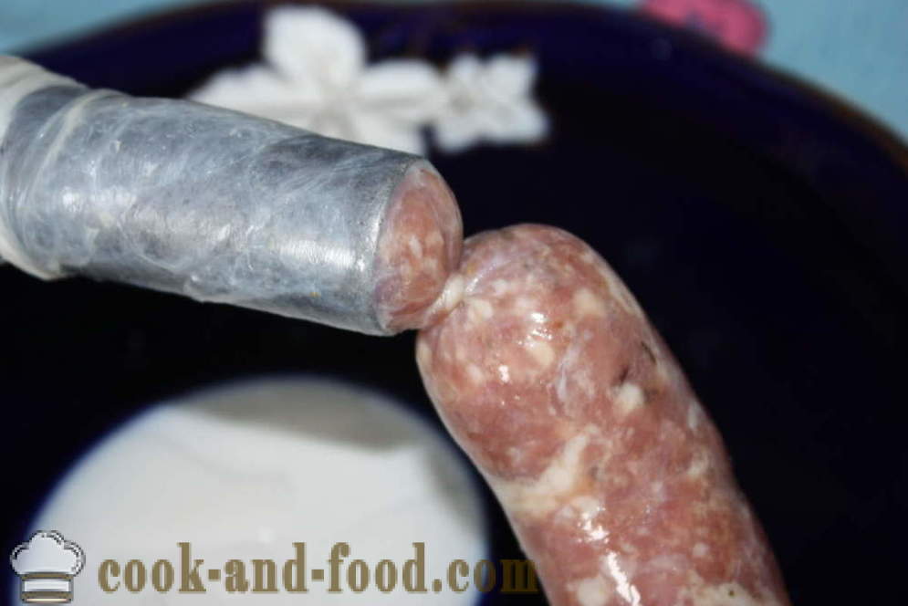 Caseiro salsichas kupaty no intestino em um moedor de carne