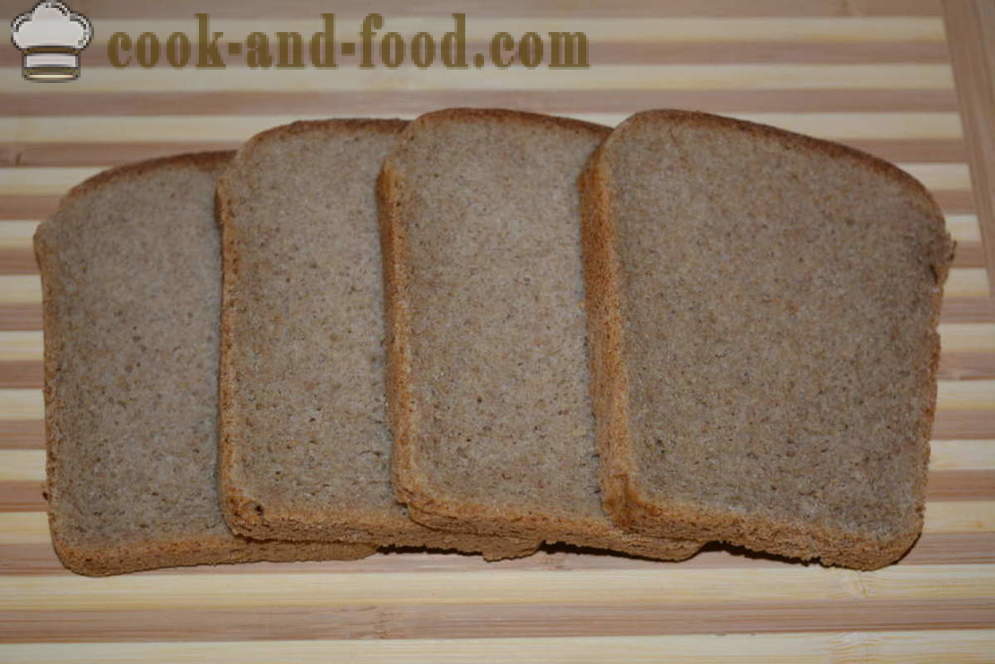 Torradas de pão de Brown com ovo - como cozinhar o brinde do pão preto no forno, com um passo a passo fotos de receitas
