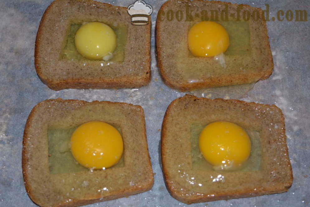 Torradas de pão de Brown com ovo - como cozinhar o brinde do pão preto no forno, com um passo a passo fotos de receitas