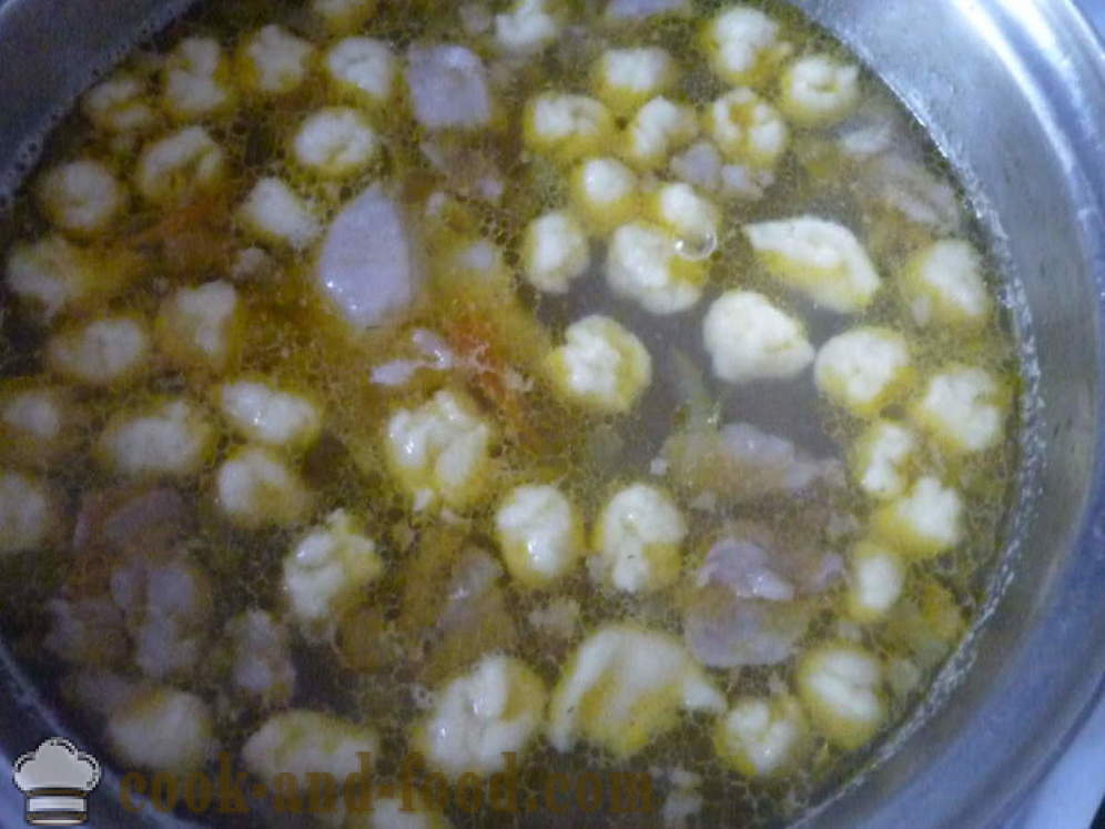 Sopa deliciosa com bolinhos de massa no caldo - passo a passo, como cozinhar sopa com bolinhos de massa, receita com foto