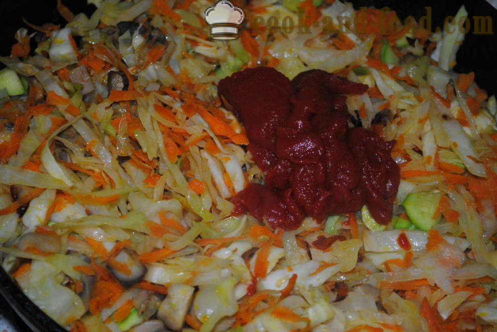 Repolho refogado com cogumelos e pasta de tomate em uma panela - como cozinhar um delicioso ensopado de repolho, um passo a passo fotos de receitas