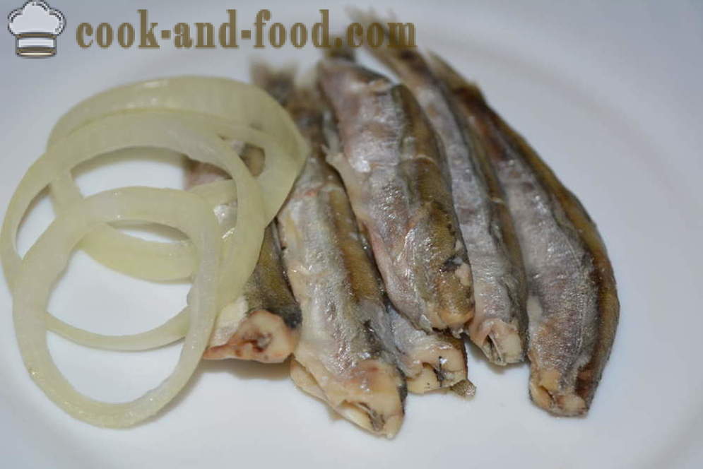 Guisado de capelim com cebolas em uma frigideira - tanto saborosa cozinheiro capelim em uma frigideira, um passo a passo fotos de receitas