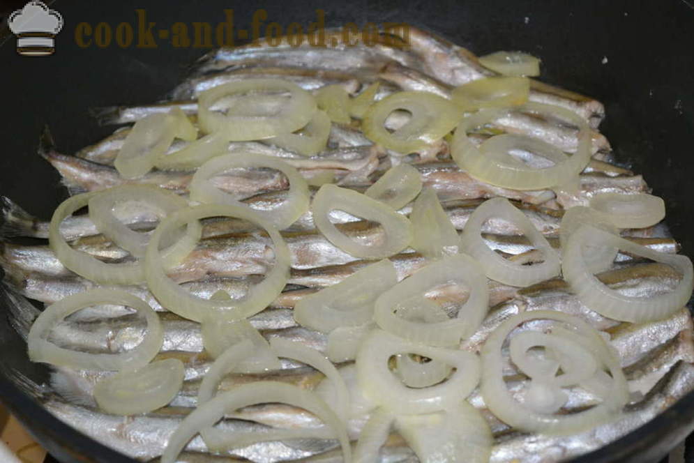 Guisado de capelim com cebolas em uma frigideira - tanto saborosa cozinheiro capelim em uma frigideira, um passo a passo fotos de receitas