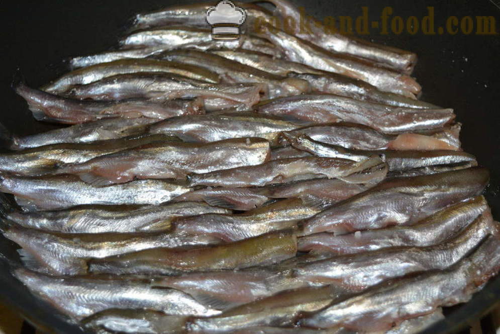 Guisado de capelim com cebolas em uma frigideira - tanto saborosa cozinheiro capelim em uma frigideira, um passo a passo fotos de receitas