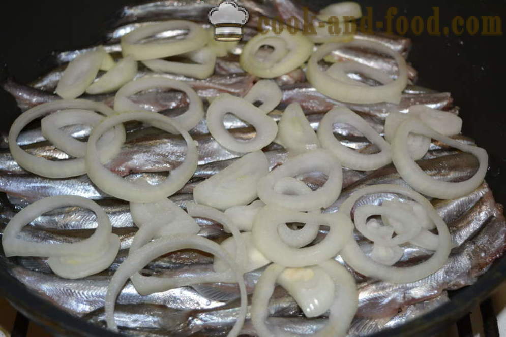 Guisado de capelim com cebolas em uma frigideira - tanto saborosa cozinheiro capelim em uma frigideira, um passo a passo fotos de receitas