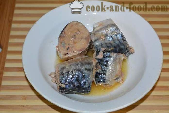 Uma receita simples para o enchimento da torta com conservas de peixe no forno - como cozinhar um enchimento torta, um passo a passo fotos de receitas