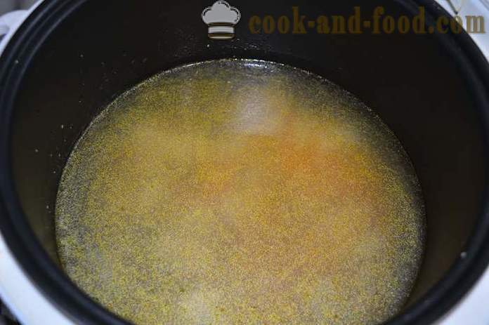 Sopa de galinha saboroso com macarrão em multivarka - sem batatas