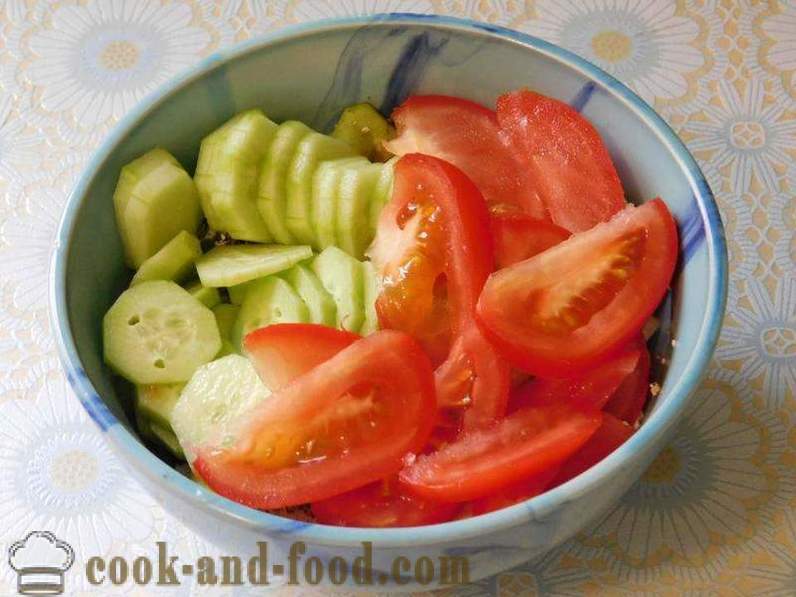 Salada camponesa com queijo, pepino e tomate para o almoço ou jantar - como preparar salada de legumes com queijo, receita com foto